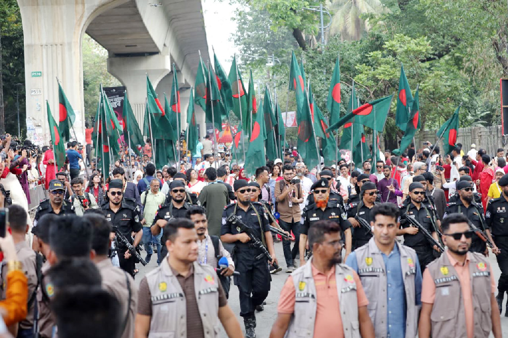 আবহমান বাংলার ঐতিহ্যকে সঙ্গী করে নতুন বছরকে বরণ করে নিল ঢাকা। চারুকলা থেকে বের হওয়া মঙ্গল শোভাযাত্রায় আজ দেখা মেলে লাল ঝুঁটির মোরগ, কাঠের হাতি ও টেপা পুতুলের মতো দেশীয় সব মোটিফ। ঐতিহ্যের এই মিলনমেলায় শুরু হলো নতুন পথচলা। ছবি: আজকের পত্রিকা