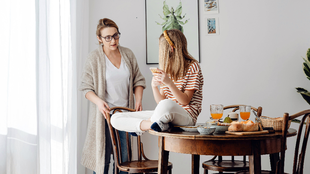 সন্তানের সামনেই রেগে যাচ্ছেন? জেনে নিন, রেগে গেলে কী করবেন