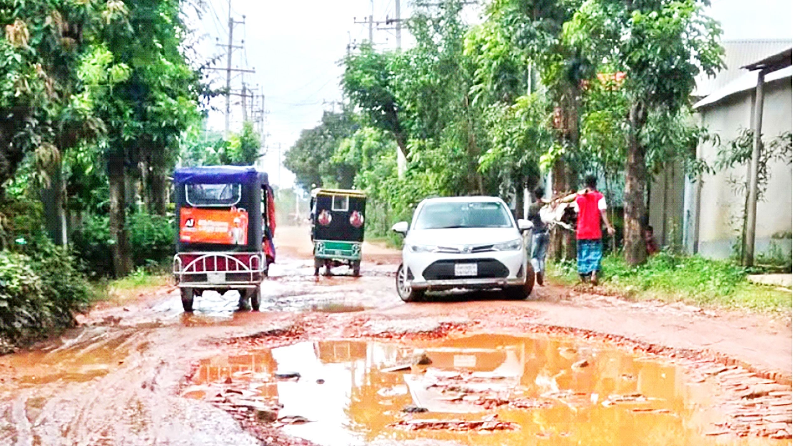গাজীপুরের শ্রীপুর: গর্ত-পানিতে ভরা পাকা সড়ক, দুর্ভোগে যাত্রীরা