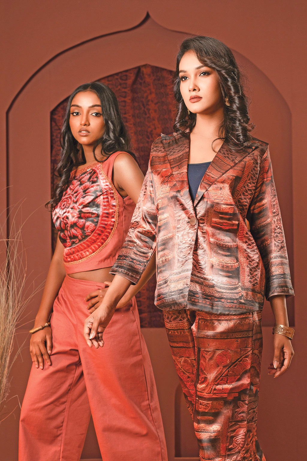 মডেল: নিধি ও জুঁই পোশাক নকশা: আব্দুল্লাহ ভূঁইয়া ফ্যাশন ডিরেকশন: ফারদিন বায়জিদ  মেকআপ: মারুফ মুন্না। ছবি: আব্দুল্লাহ্ আল রায়হান