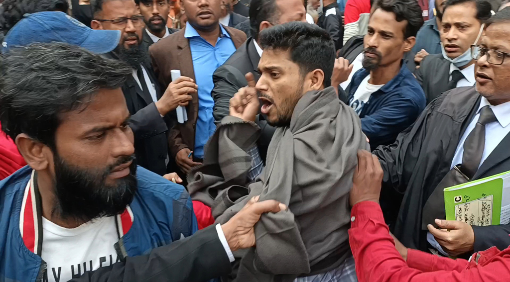 ছাত্রলীগ নেতাকে নিয়ে আইনজীবী-ছাত্রদল নেতার ধাক্কাধাক্কি, ভিডিও ভাইরাল