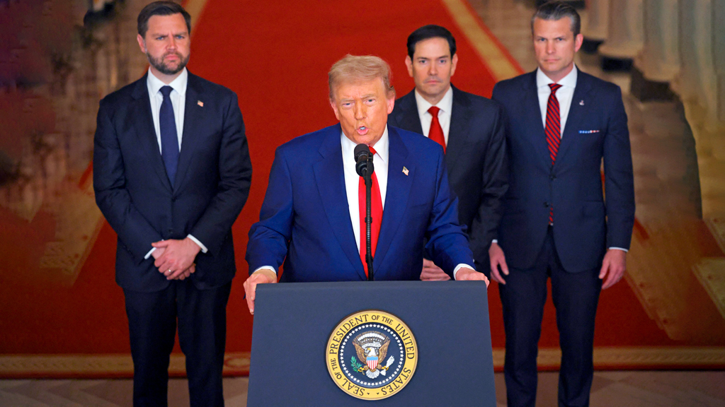 ইরানে সম্ভাব্য সামরিক হস্তক্ষেপ বিবেচনা করছেন ট্রাম্প