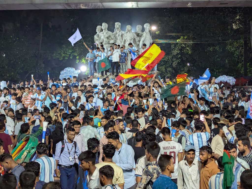 আর্জেন্টিনা-স্পেনের লড়াই দেখতে টিএসসিতে হাজারো সমর্থক