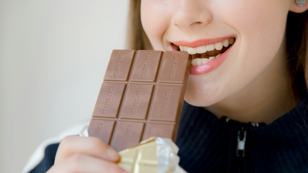 হঠাৎ চকলেট খেতে ইচ্ছা করছে? জেনে নিন এর পেছনের ৬ কারণ