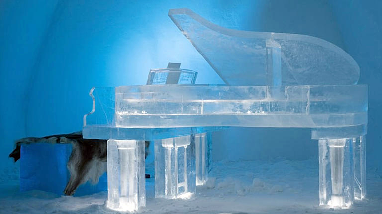 উত্তরের হিম রাজ্যে তুষারবিলাসের রোমাঞ্চ, হিমাঙ্কের নিচে তপ্ত রাত