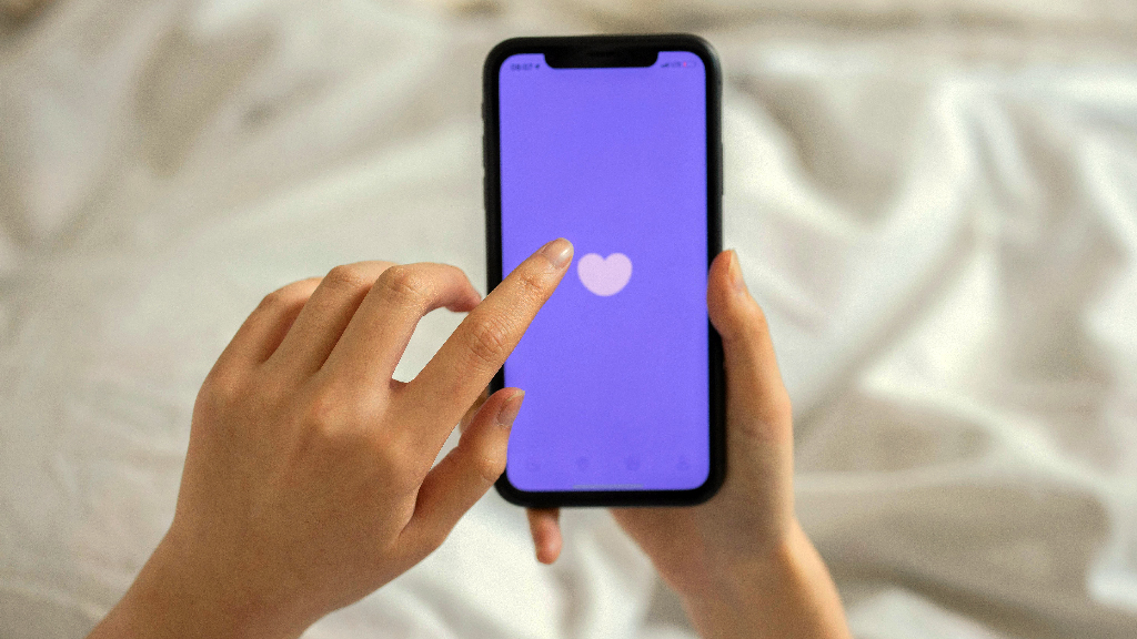 স্মার্টফোনে প্রেম: হাতের মুঠোয় ভালোবাসা নাকি মানসিক অবসাদ