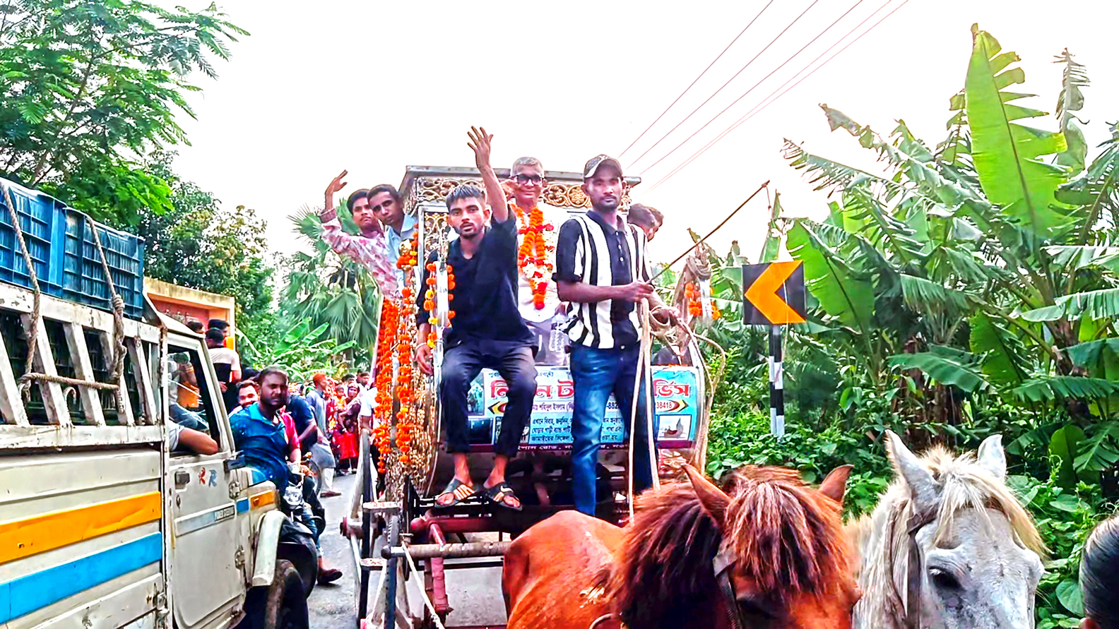 সেনপাড়া প্রাথমিক স্কুল: প্রধান শিক্ষকের ‘রাজকীয়’ বিদায়
