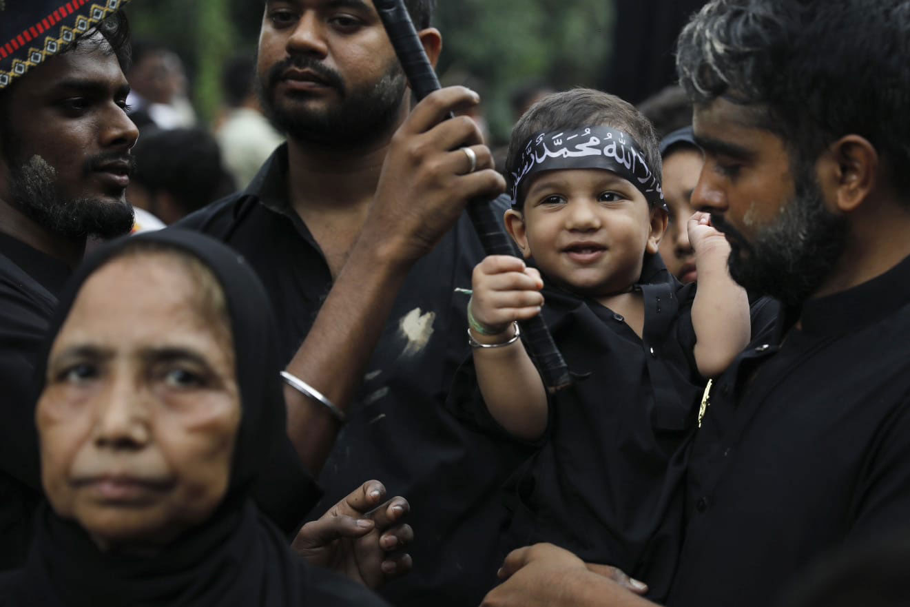 সকাল থেকেই হোসেনি দালান ইমামবাড়ায় শিয়া মুসলিমদের জড়ো হতে দেখা যায়। কালো কাপড় পরিধান করে কালো ব্যানার, বেহেস্তা (লাল-সবুজ নিশান), পাঞ্জা আলম, ঘোড়াসহ শোকের বিভিন্ন ধরনের উপকরণ নিয়ে অনেকেই মিছিলে অংশ নেন।