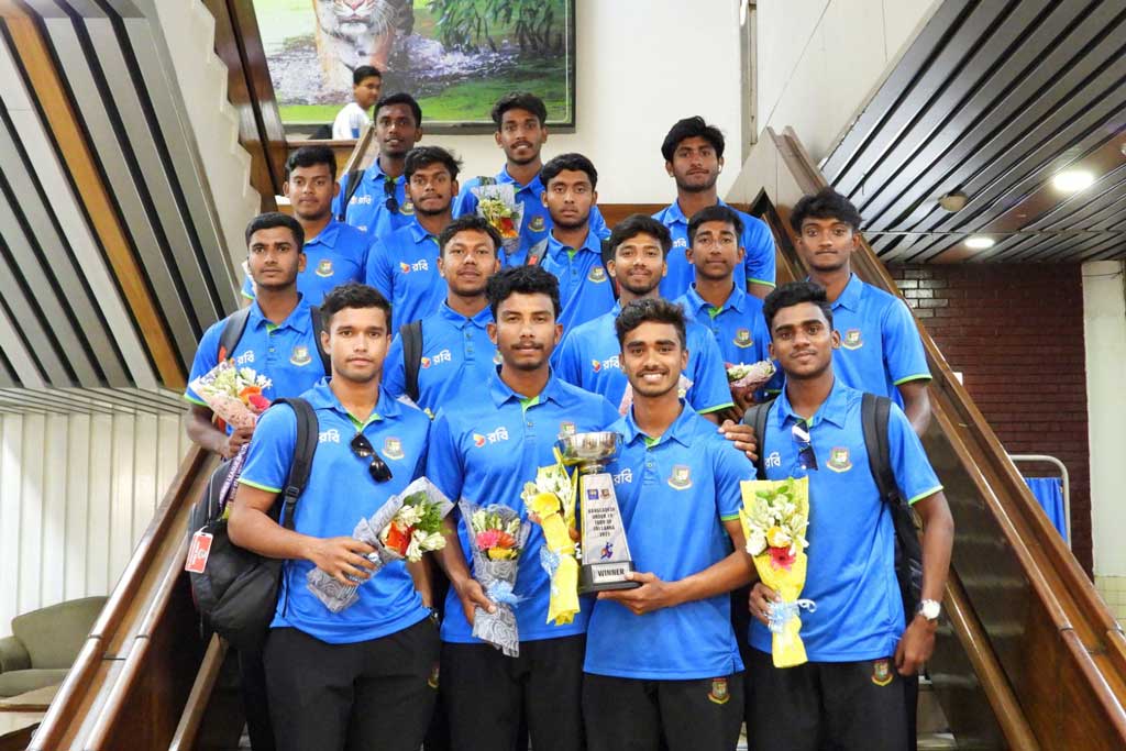 শ্রীলঙ্কার বিপক্ষে ওয়ানডে সিরিজজয়ী বাংলাদেশ অনূর্ধ্ব-১৯ দলকে দেওয়া হয় ফুলেল সংবর্ধনা। ছবি: বিসিবি