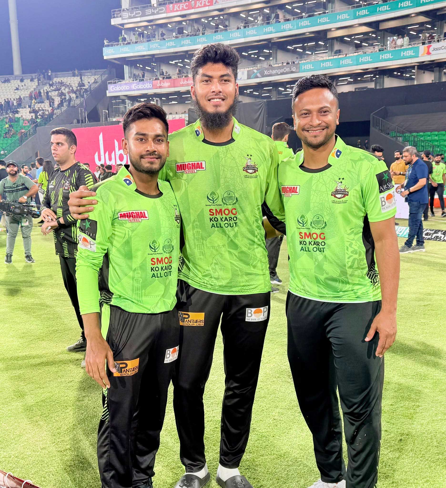 লাহোর কালান্দার্সের তিন বাংলাদেশি মেহেদী হাসান মিরাজ, রিশাদ হোসেন ও সাকিব আল হাসান। ছবি: ফেসবুক