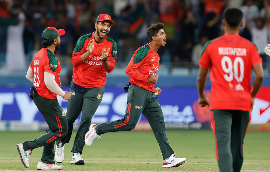 প্রথমে ব্যাটিং পেয়ে পাকিস্তান রীতিমতো হাঁসফাঁস করতে থাকে। বাংলাদেশের নিয়ন্ত্রিত বোলিংয়ে ৯.১ ওভারে ৫ উইকেটে ৪৯ রানে পরিণত হয় পাকিস্তান। নিয়মিত বিরতিতে উইকেট নেওয়ার পর এভাবেই উদযাপন করেছে বাংলাদেশ। ছবি: এএফপি