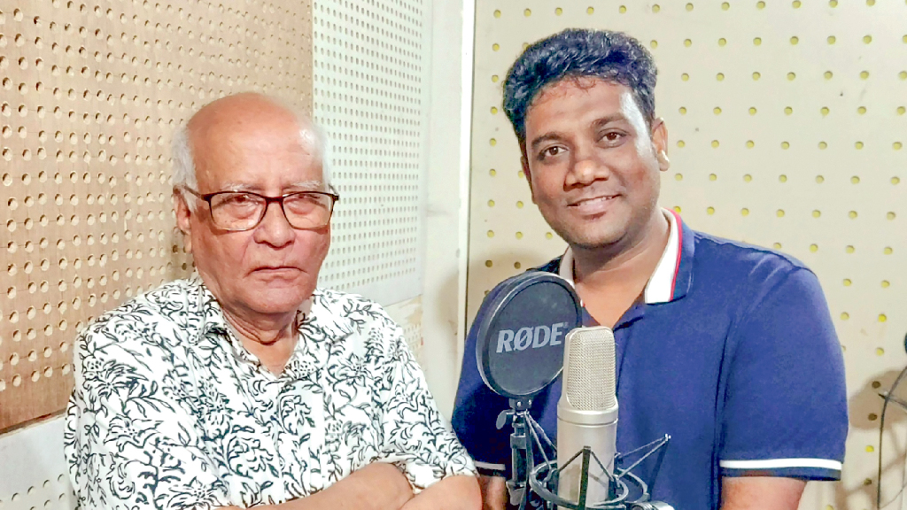 বাবা-ছেলের গানে খুরশীদ আলম ও মোমিন বিশ্বাস