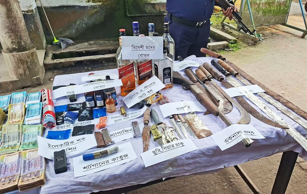 নরসিংদীতে যৌথ অভিযানে ১৫ লাখ টাকা ও অস্ত্রসহ আটক ৭