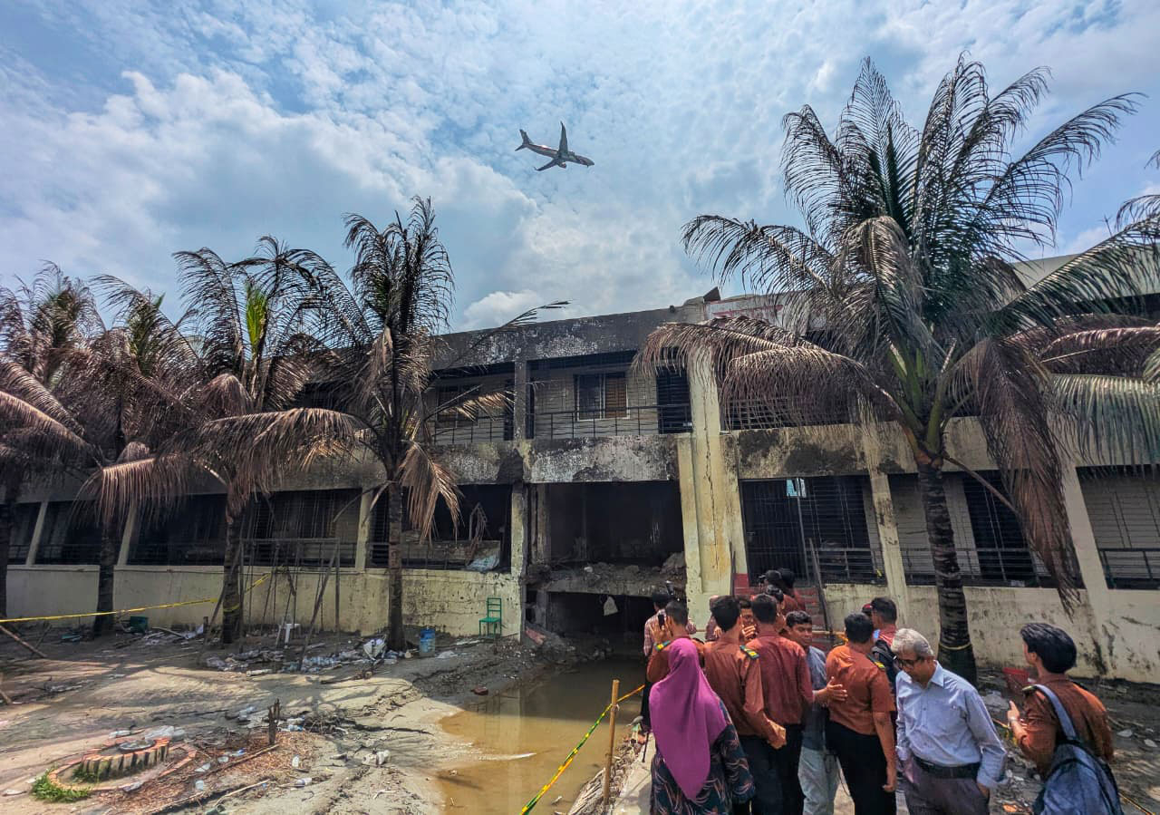 ১২ দিন পর আজ রোববার খুলেছে মাইলস্টোন স্কুল অ্যান্ড কলেজের দিয়াবাড়ি ক্যাম্পাস। সকালে ক্যাম্পাসে নিহতদের স্মরণে দোয়া মাহফিল করে শিক্ষার্থীরা। মোনাজাত শেষে ধ্বংসস্তূপ পরিদর্শন করে। আজ কোনো একাডেমিক কার্যক্রম হবে না। ছবি : মেহেদী হাসান