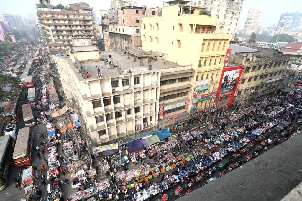 রাজধানী ঢাকার যানজটের অন্যতম কারণ হলো প্রধান সড়কগুলোতে হকারদের দখল। বিশেষ করে গুলিস্তানের বঙ্গবন্ধু এভিনিউয়ের পুরো রাস্তা হকারদের দোকানে ভরে যাওয়ায় যান চলাচলের জায়গা অতি সীমিত হয়ে পড়েছে। এর ফলে সাধারণ মানুষ ও যানবাহনের চলাচলে চরম ভোগান্তি তৈরি হচ্ছে। ছবি: ওমর ফারুক