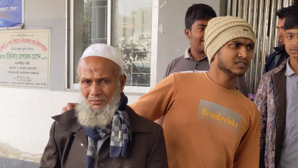 ব্যাংক থেকে টাকা তুলে বের হতেই ছোঁ মেরে নিয়ে গেল ছিনতাইকারী