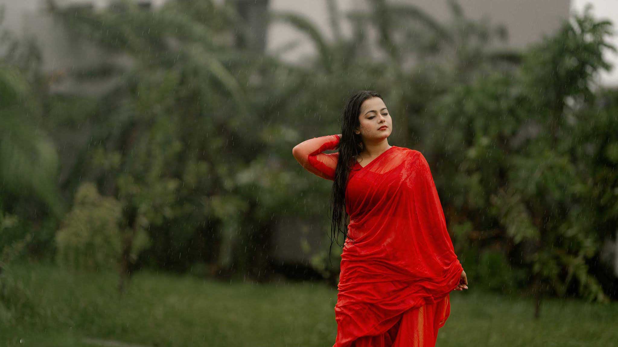 বর্ষার মৌসুমে নিয়মিত ১০ থেকে ১৫ মিনিট বৃষ্টিতে স্নান করলে শরীরে হরমোনের ভারসাম্য ঠিক থাকে বলে মনে করা হয়। ছবি: ফুহাদ হাসান