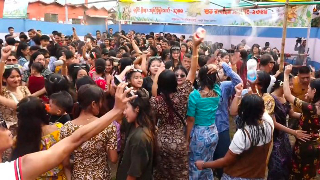 কক্সবাজারে রাখাইন জনগোষ্ঠীর জলকেলি উৎসব শুরু