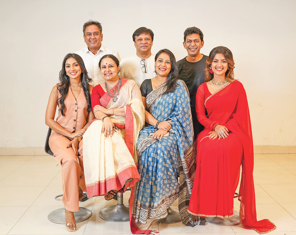 ‘উৎসব’ সিনেমার অভিনয়শিল্পীরা; ছবি: সংগৃহীত