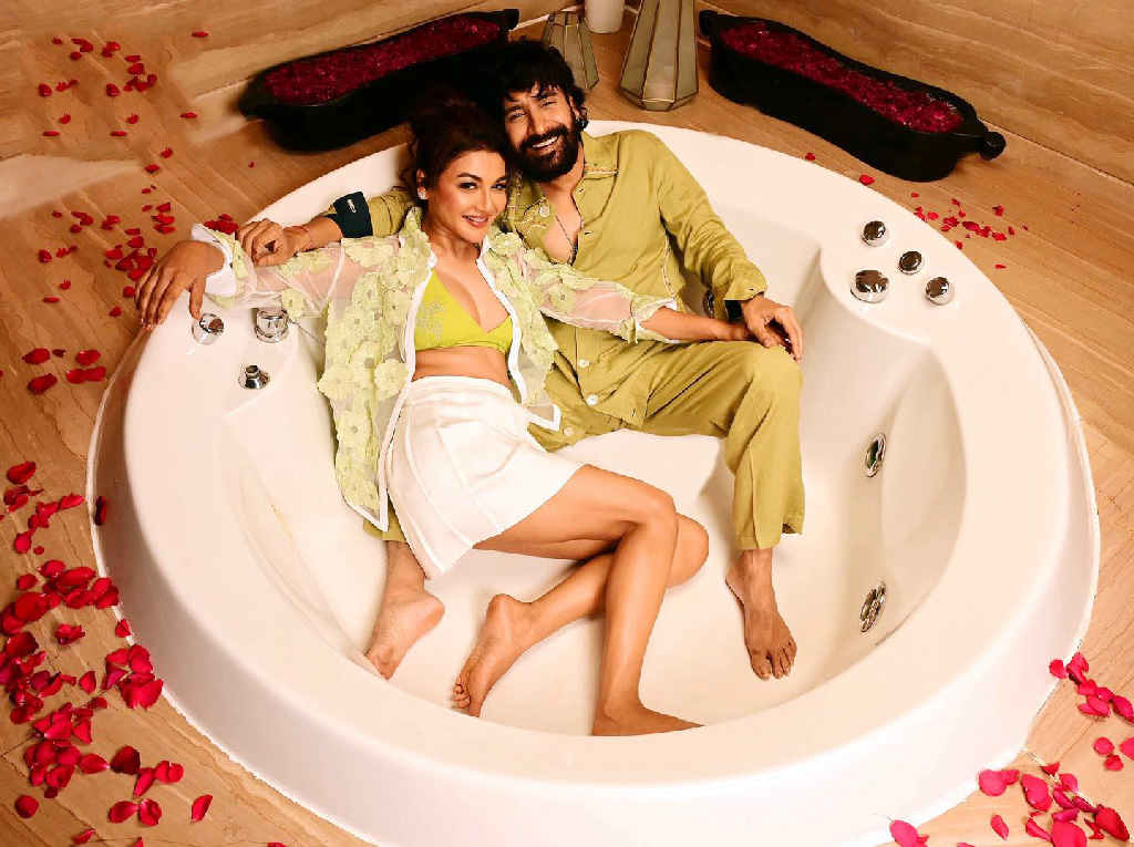 ওপারে জয়া আহসানের নতুন তিন সিনেমার খবর। এ মাসের শুরুতে শেষ করেছেন কৌশিক গাঙ্গুলির ‘আজও অর্ধাঙ্গিনী’র শুটিং। ১৮ জুলাই পশ্চিমবঙ্গে মুক্তি পাচ্ছে অনিরুদ্ধ রায়চৌধুরীর ‘ডিয়ার মা’। আর ১ আগস্ট মুক্তি পাবে মানিক বন্দ্যোপাধ্যায়ের উপন্যাস অবলম্বনে ‘পুতুলনাচের ইতিকথা’।