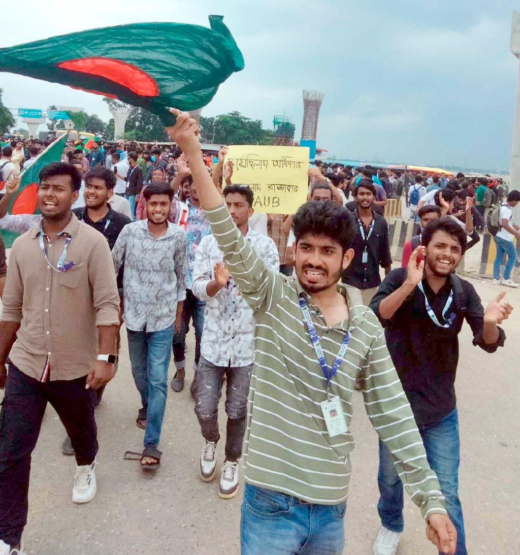 পেছনে গুলি, সামনে কাঁদানে গ্যাস