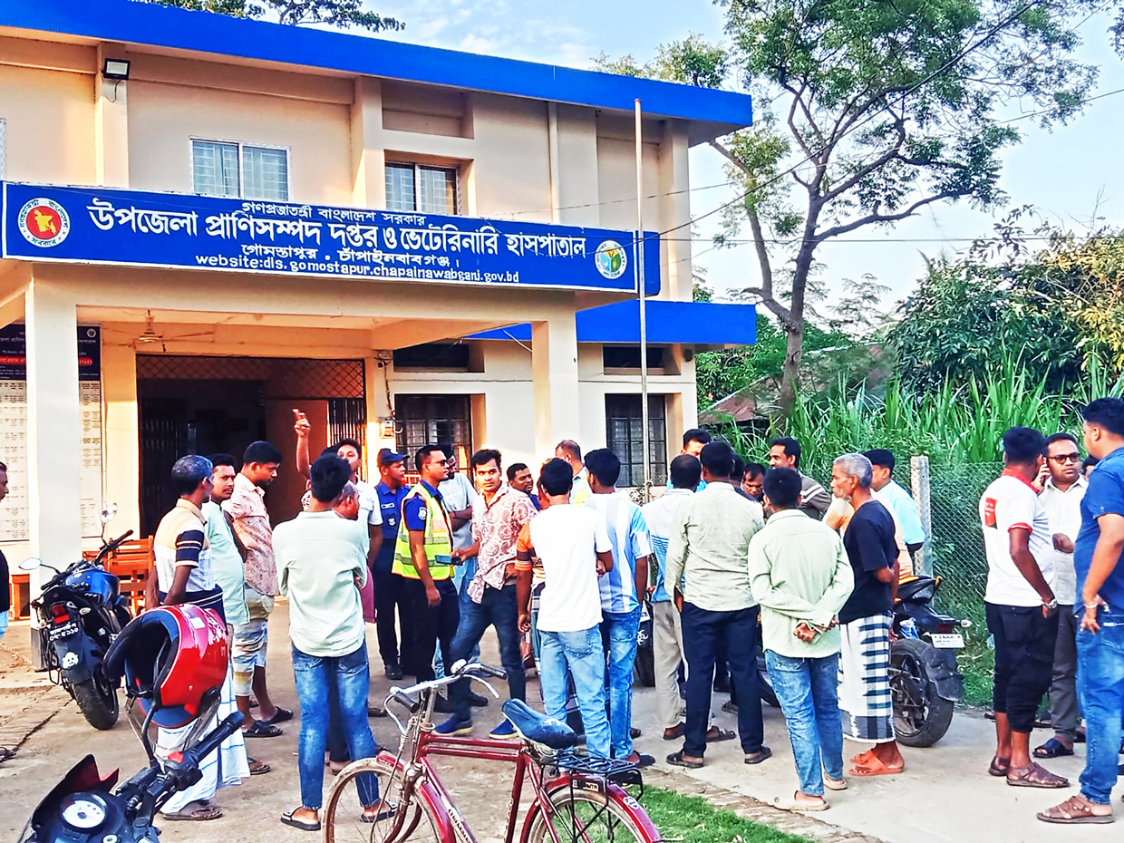 চাঁপাইনবাবগঞ্জের গোমস্তাপুর: ভুয়া ভাউচারে টাকা আত্মসাৎ
