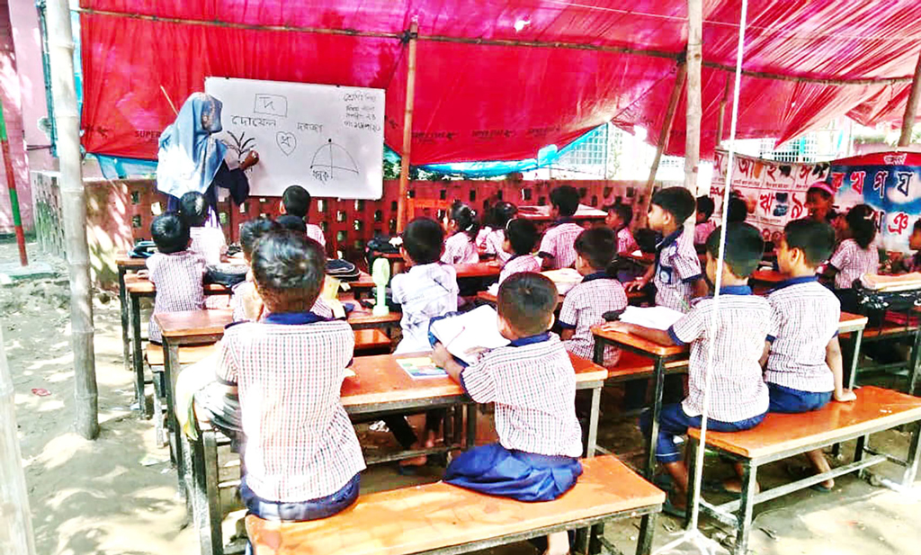 নওগাঁর আত্রাই: ভবন ঝুঁকিপূর্ণ, ত্রিপল টানিয়ে পাঠদান