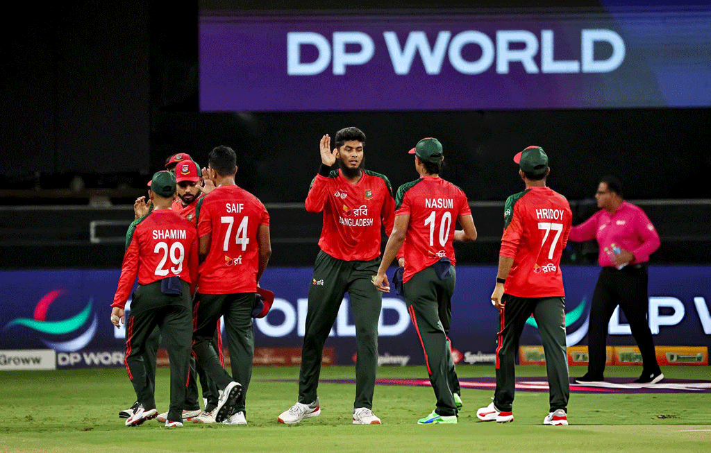 প্রথমে ব্যাটিং পেয়ে বিস্ফোরক শুরু করা ভারতের লাগাম এরপর টেনে ধরেছে বাংলাদেশ। নিয়মিত বিরতিতে উইকেট নেওয়ার পর এভাবেই উদযাপন করেছেন জাকের আলী অনিক-রিশাদ হোসেনরা। ছবি: এএফপি