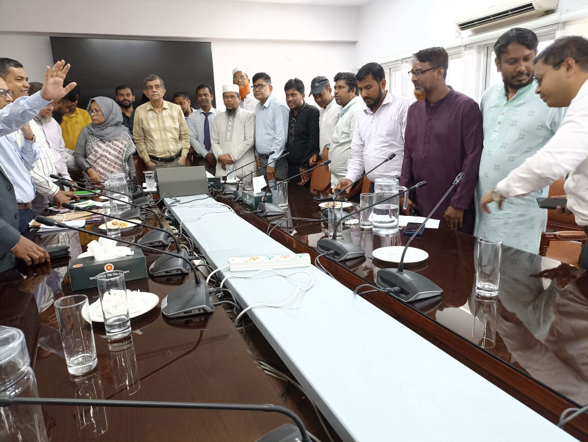 মঙ্গলবার সচিবালয়ে শিক্ষা উপদেষ্টা এমপিওভুক্ত শিক্ষা জাতীয়করণ প্রত্যাশী জোটের সদস্যসচিব অধ্যক্ষ দেলাওয়ার হোসেন আজিজীর হাতে অর্থ বিভাগের সম্মতিপত্র হস্তান্তর করেন। ছবি: আজকের পত্রিকা