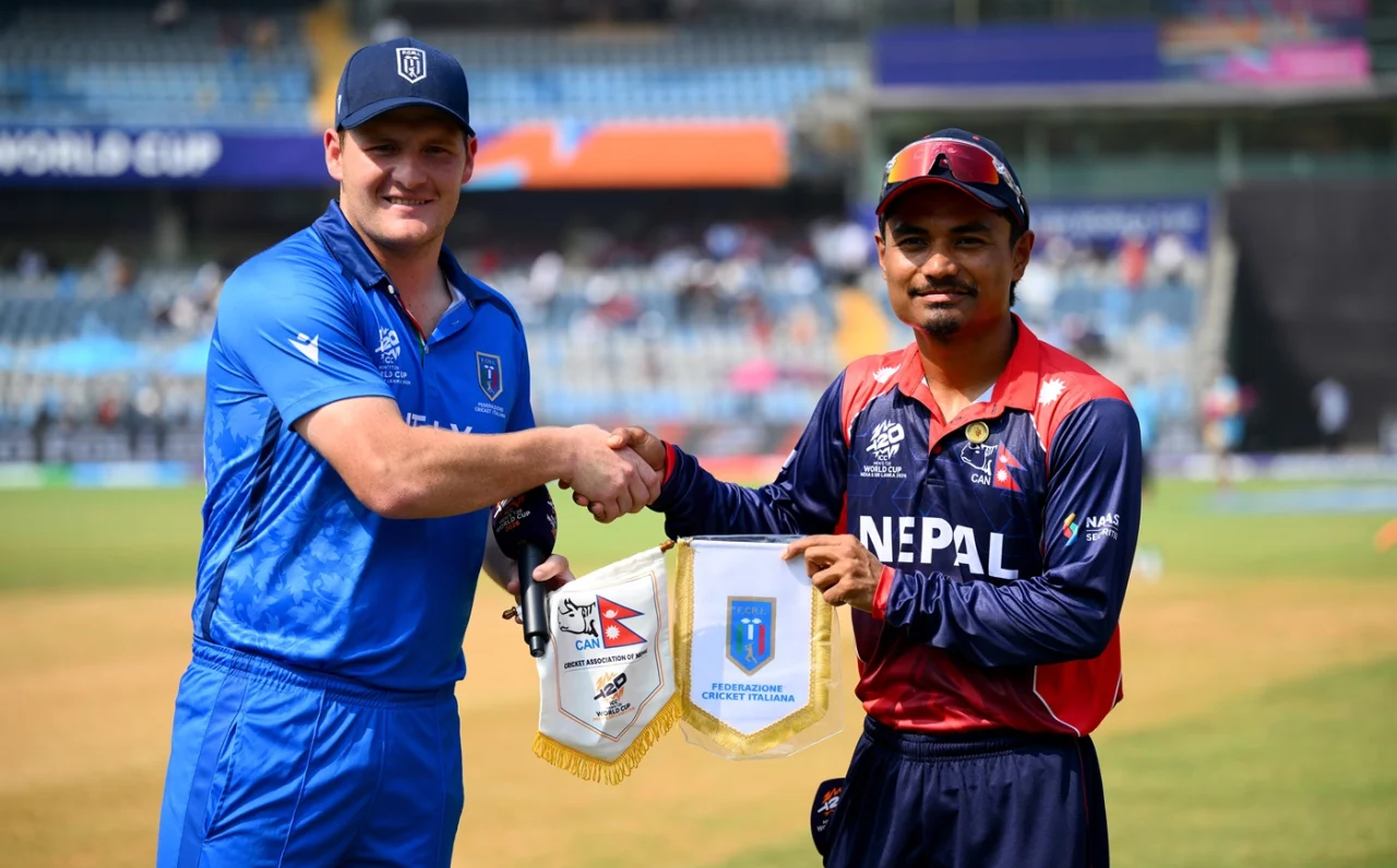 টসের আগে নেপাল এবং ইতালির দুই দলের অধিনায়ক।