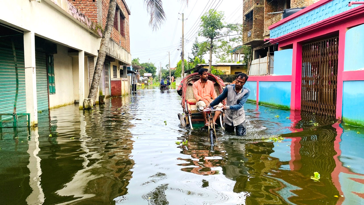 বন্যায় পানিবন্দী ১০ হাজার মানুষ, শহর রক্ষা বাঁধের দাবি