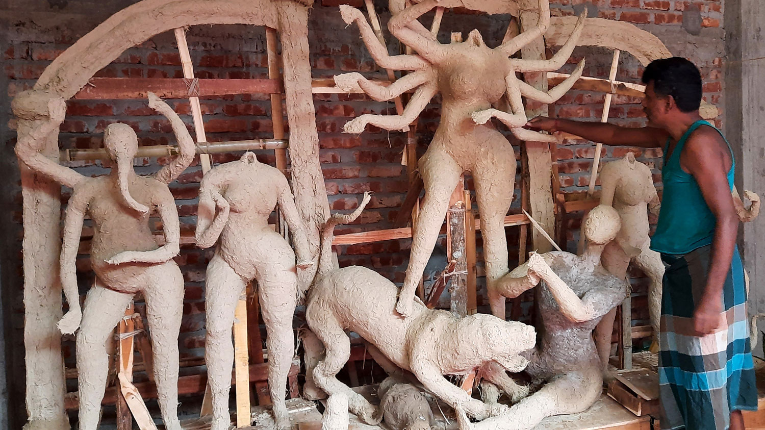 মৌলভীবাজারে প্রতিমা তৈরিতে ব্যস্ত শিল্পীরা