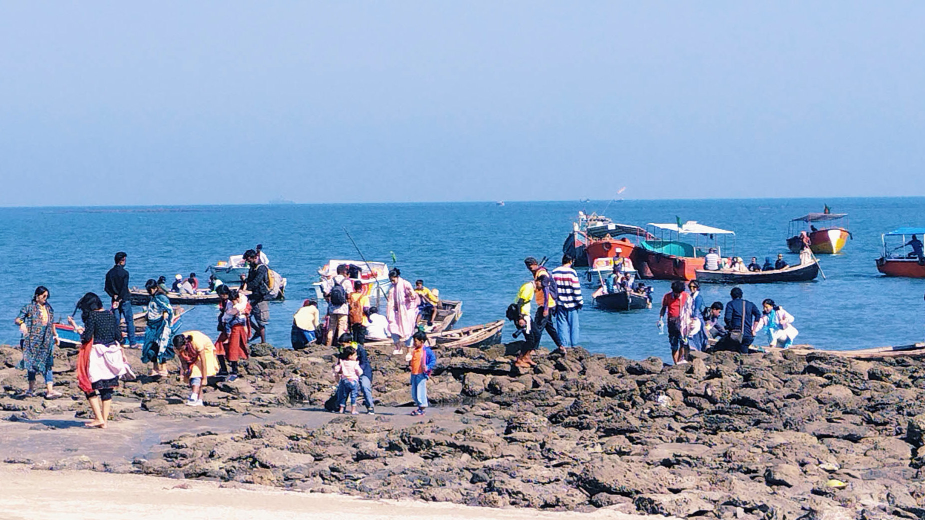 সাগর উত্তাল, পর্যটকদের অনতিবিলম্বে সেন্ট মার্টিন ছাড়ার নির্দেশ