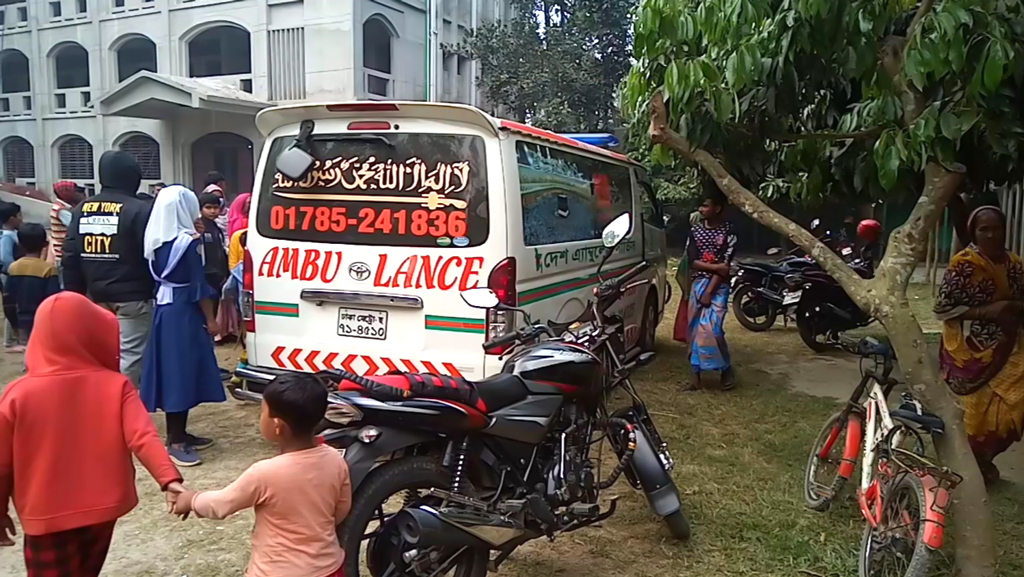 ২০ বছর বেতন পাননি, ঘুষের টাকা ফেরত পেতে শিক্ষিকার লাশ নিয়ে বিদ্যালয়ে স্বজনেরা