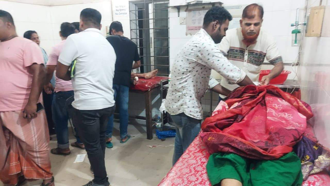 লরির সঙ্গে ইজিবাইকের মুখোমুখি সংঘর্ষে নারীর মৃত্যু, আহত ৭