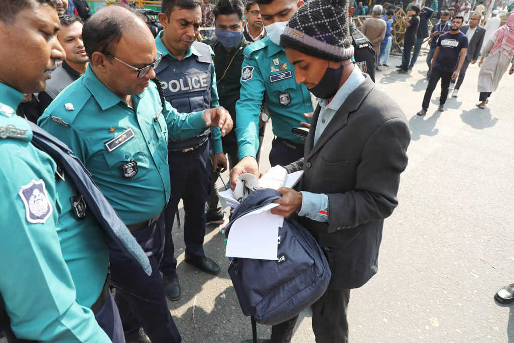 জনশূন্য নয়াপল্টন পুলিশের দখলে