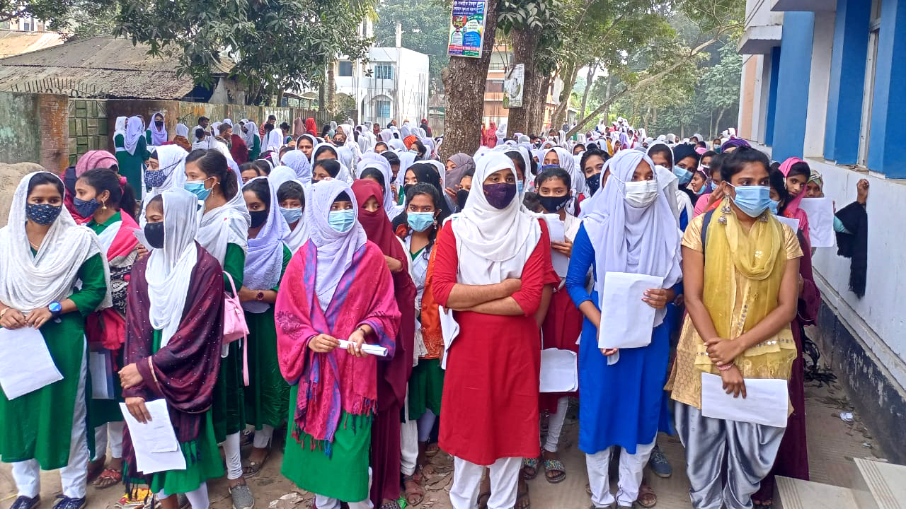 মনোহরদীতে টিকাকেন্দ্রেই নেই স্বাস্থ্যবিধির বালাই