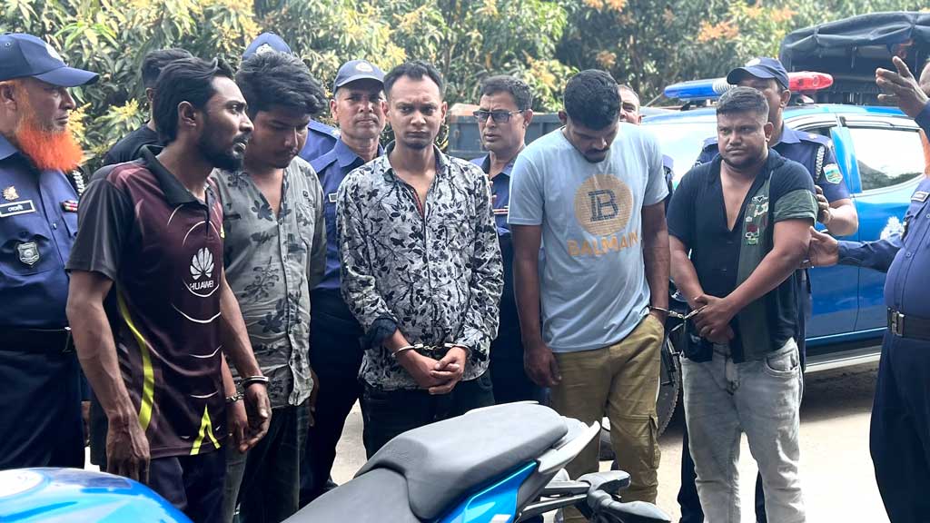 আদালত চত্বরে যুবককে কুপিয়ে জখম, অস্ত্রসহ আটক ৫ 