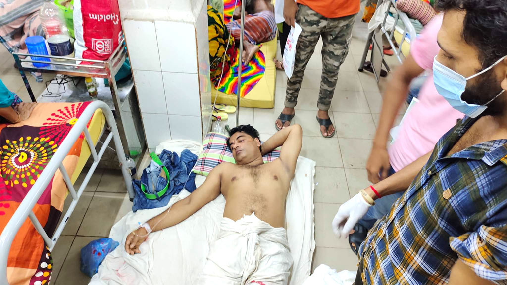 আটকের ২৪ ঘণ্টা পর পেট থেকে বেরোল ইয়াবা