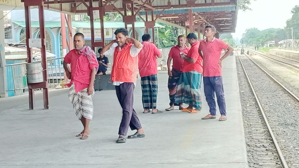 ট্রেন চলাচল বন্ধে স্টেশনের কুলিদের মানবেতর জীবন 