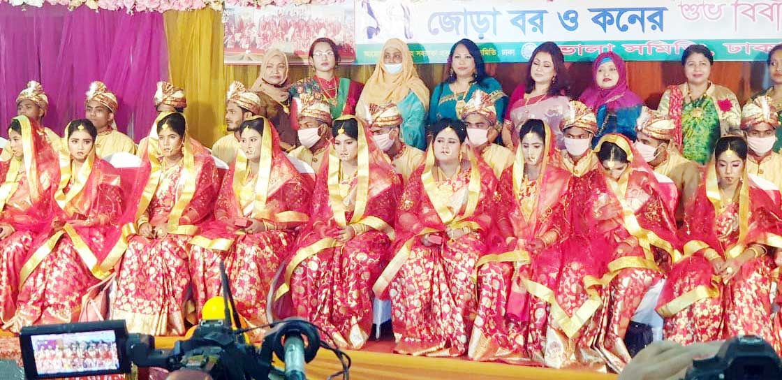 সামুরাই কনভেনশন সেন্টারে ভোলা সমিতি আয়োজিত ভোলা জেলার এতিম গরিব ও অসহায় ১৬ জোড়া বর-কনের বিবাহ অনুষ্ঠিত হয়। পান্থপথ, ঢাকা। ৪ ডিসেম্বর ২০২১। ছবি: আজকের পত্রিকা