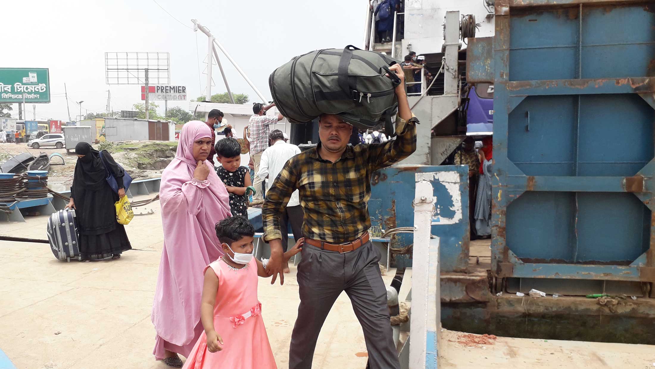 ‘বাস চললেও জায়গা পাইনি, ৬০০ টাকা ভাড়া দিয়ে ঘাটে এসেছি’