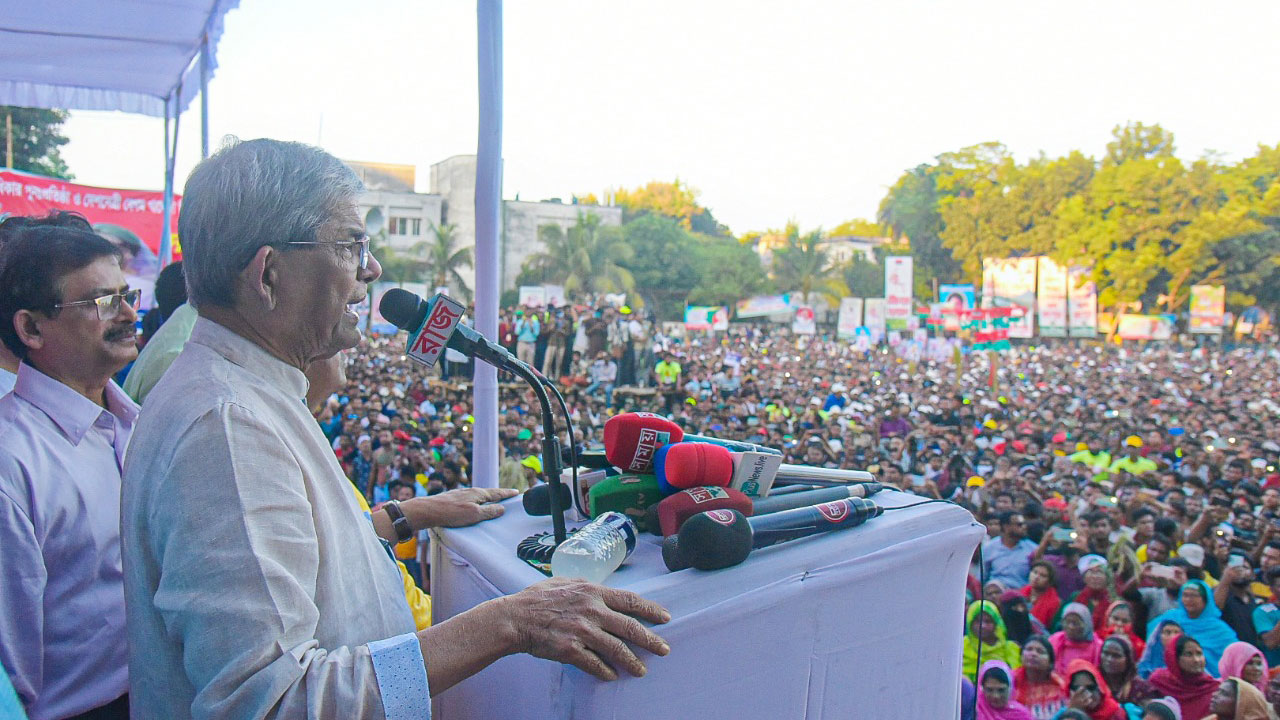 ‘অর্থনীতি চিবিয়ে খেয়ে এখন বাংলাদেশ খাওয়ার পাঁয়তারা করছে সরকার’
