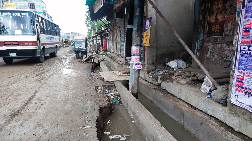 খুলনায় খুঁটি না সরিয়েই নালা নির্মাণ, ক্ষোভ