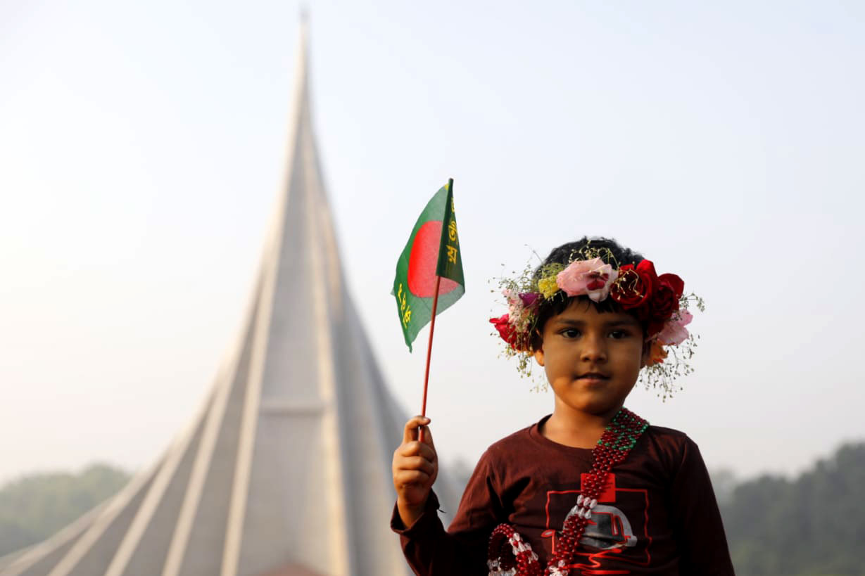 স্মৃতিসৌধে পতাকা হাতে এক শিশু। সাভার, ঢাকা, ১৬ ডিসেম্বর, ২০২১। ছবি: হাসান রাজা