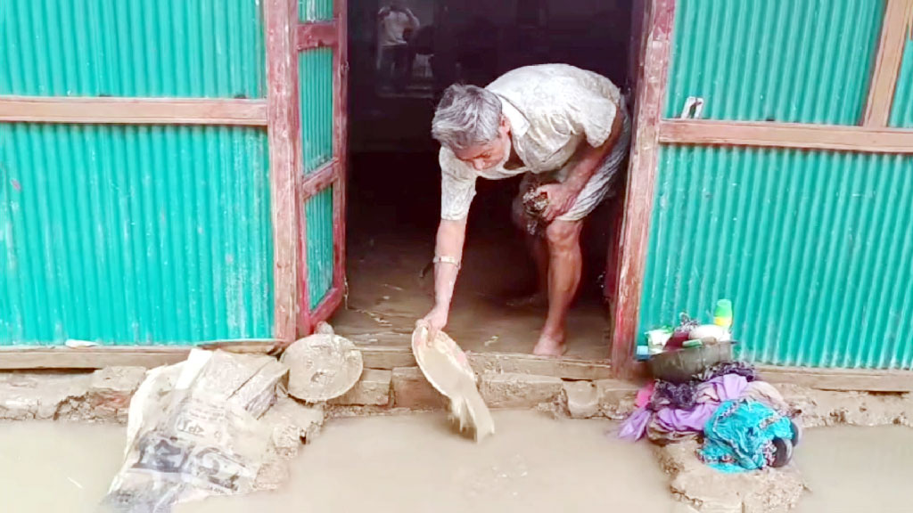 কুমিল্লায় বন্যা পরিস্থিতির উন্নতি, চলছে ঘরে ওঠার প্রস্তুতি
