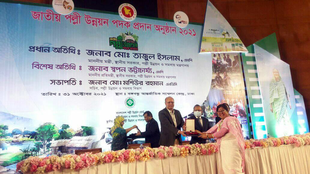 পল্লি উন্নয়ন স্বর্ণপদক পেলেন চন্দ্রিকা ব্যানার্জি