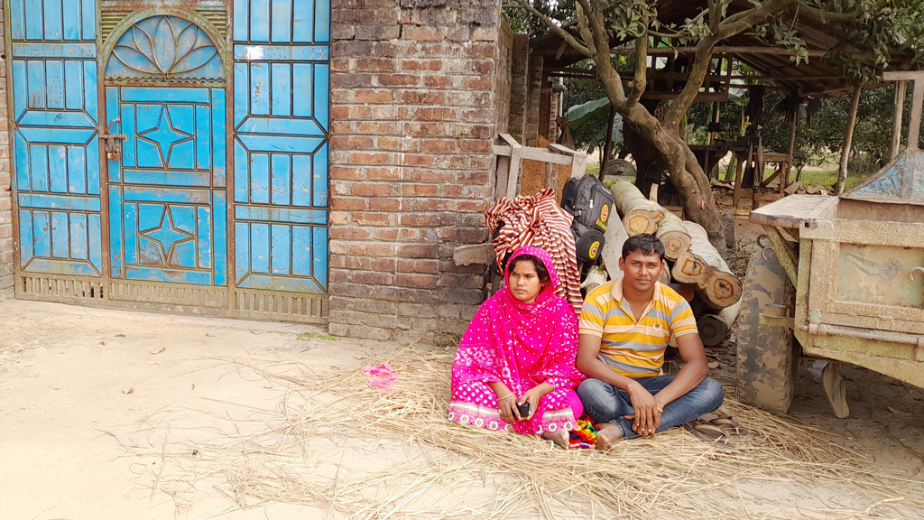 নিজবাড়ির গেট বন্ধ, সস্ত্রীক দুদিন ধরে বাইরে প্রবাসফেরত যুবক