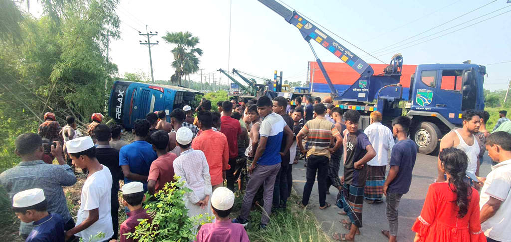 চৌদ্দগ্রামে যাত্রীবাহী বাস উল্টে নিহত ৫, আহত ১৫