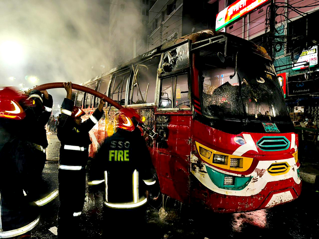 এবার গুলিস্তানে যাত্রীবাহী বাসে আগুন